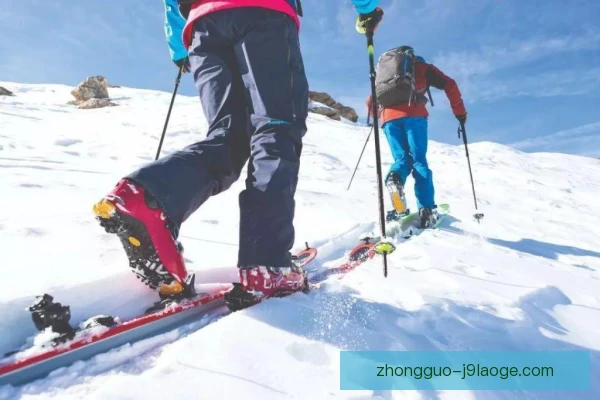 高山滑雪雪面反馈，选手靠脚底触感调整过弯